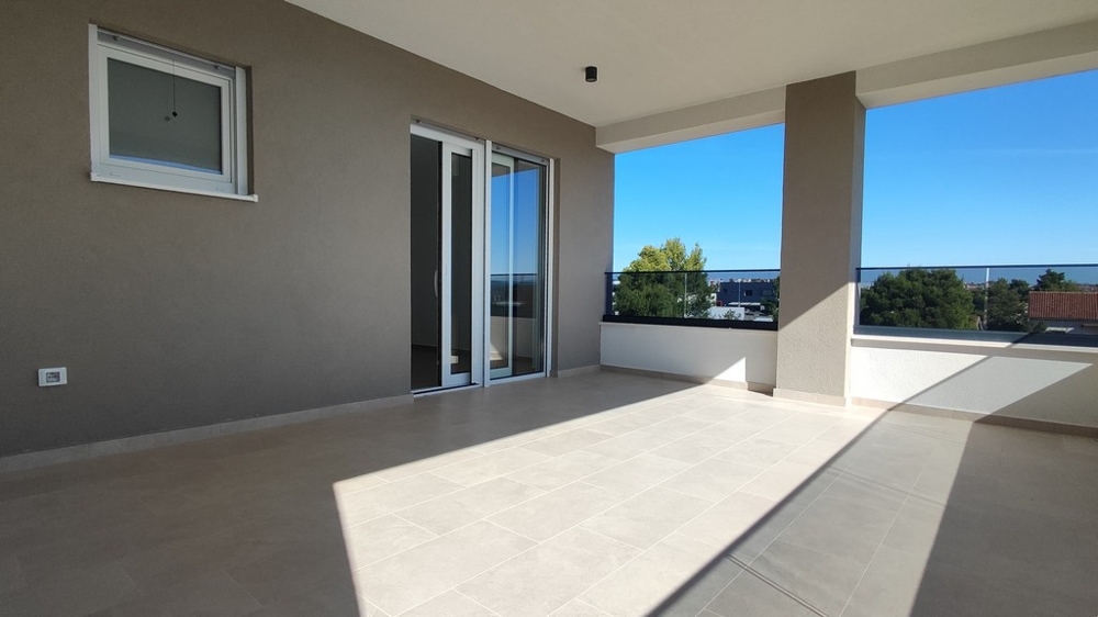 Terasa se vstupem do bytu