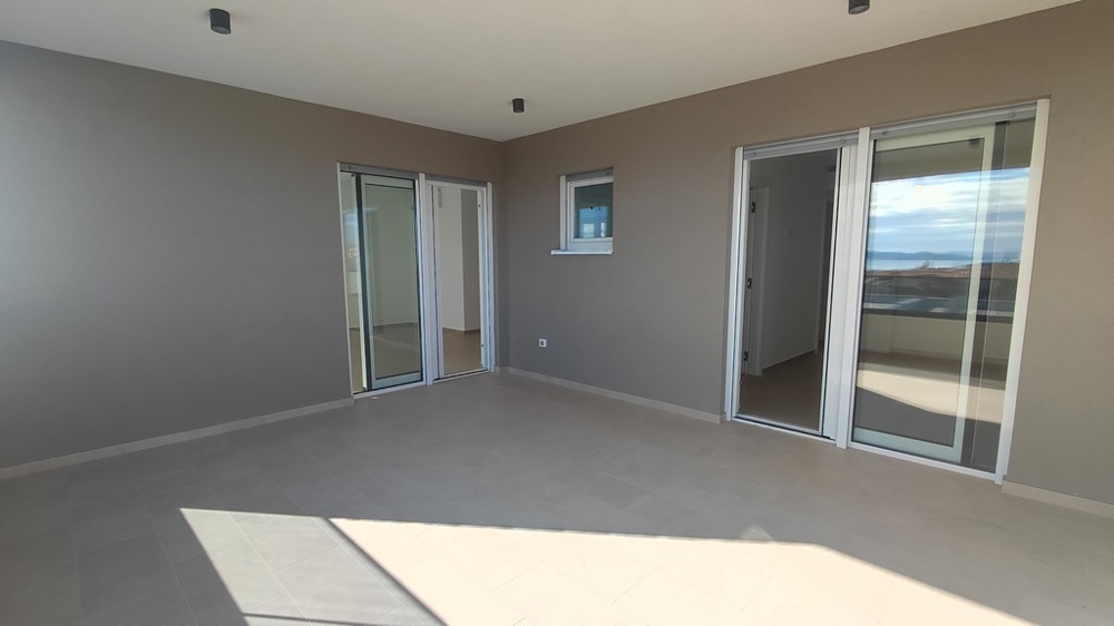 Prostorná terasa s posuvnými dveřmi