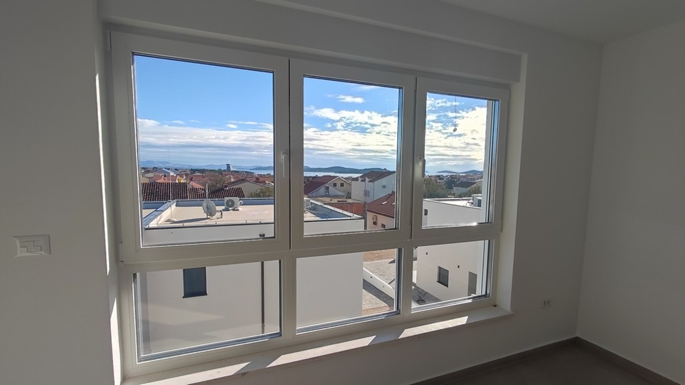 Přední okno s výhledem na moře v obývací části