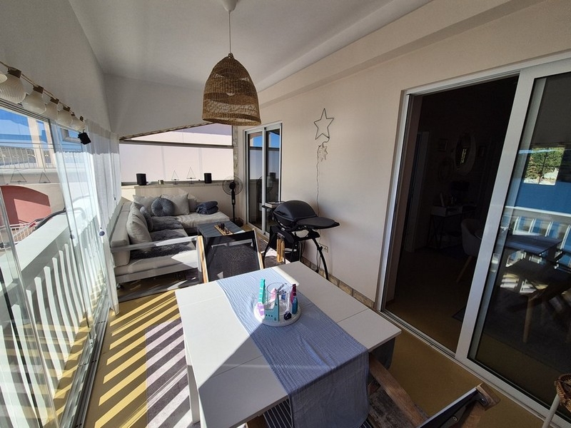 Prosklená terasa s posezením a výhledem na moře