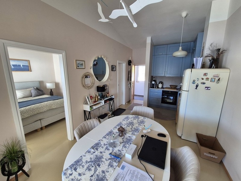 Jídelna se vstupem do kuchyně