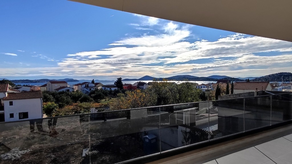 Prostorná terasa s panoramatickým výhledem na Tribunj