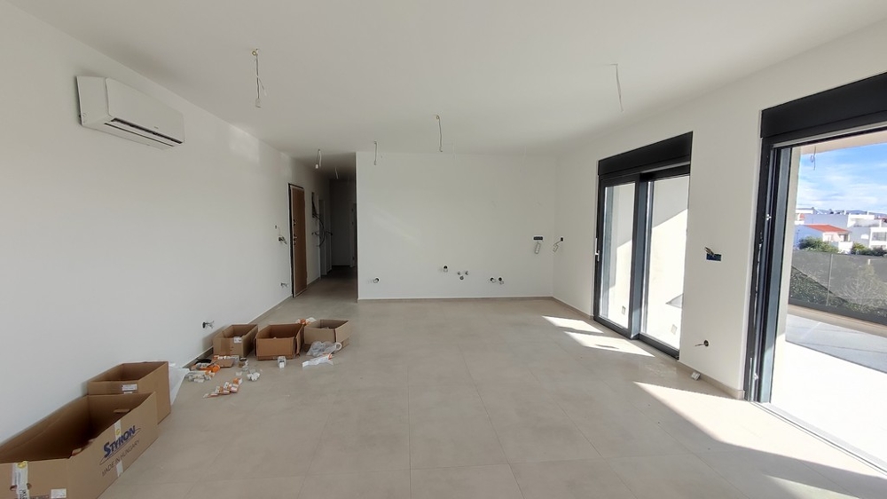 Terasa se skleněnou balustrádou a vstupem do obytných místností