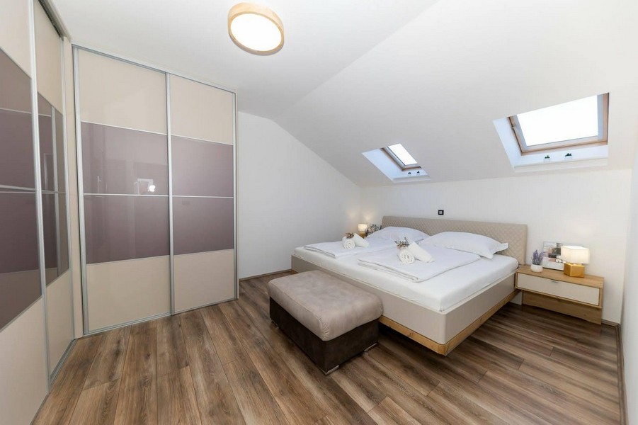 Světlá ložnice se dvěma střešními okny