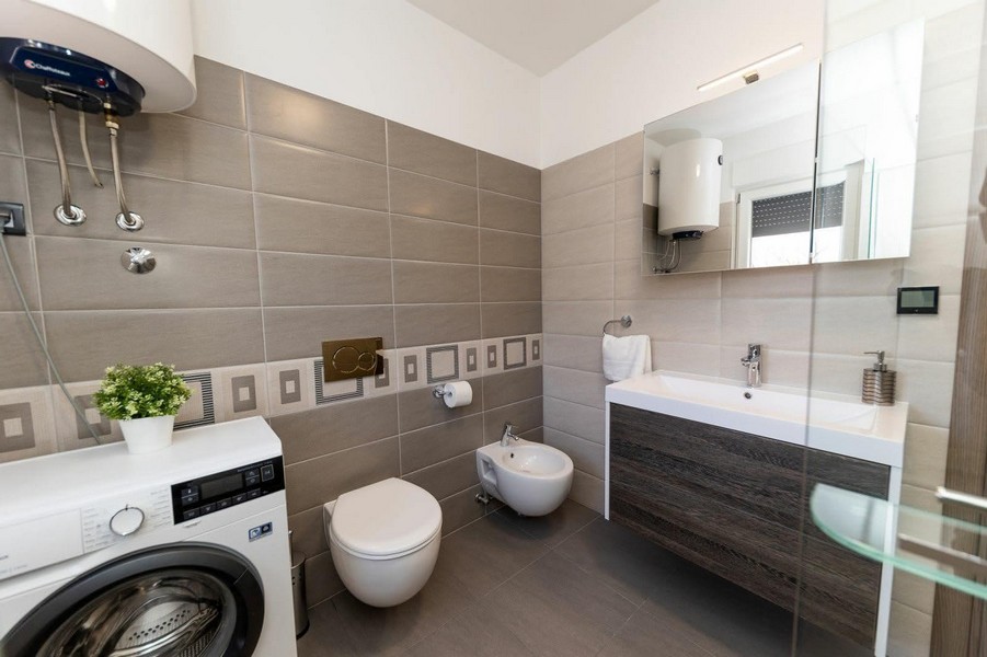 Koupelna s pračkou a sprchovým koutem