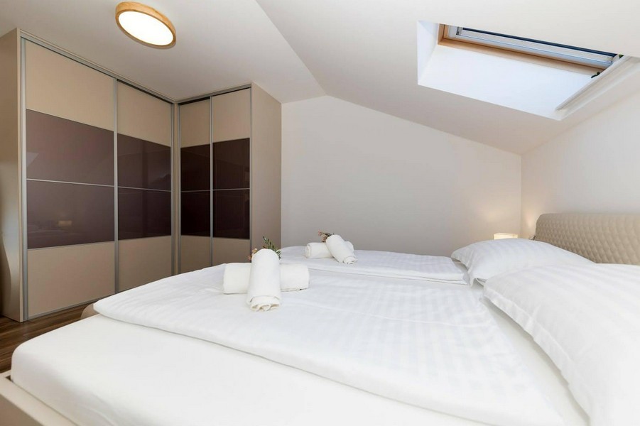 Ložnice se střešním oknem a velkou šatní skříní