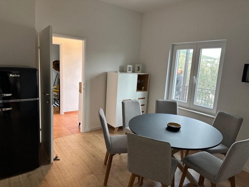 Jídelna s kulatým stolem a výhledem z okna