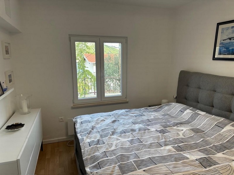 Ložnice s manželskou postelí a oknem