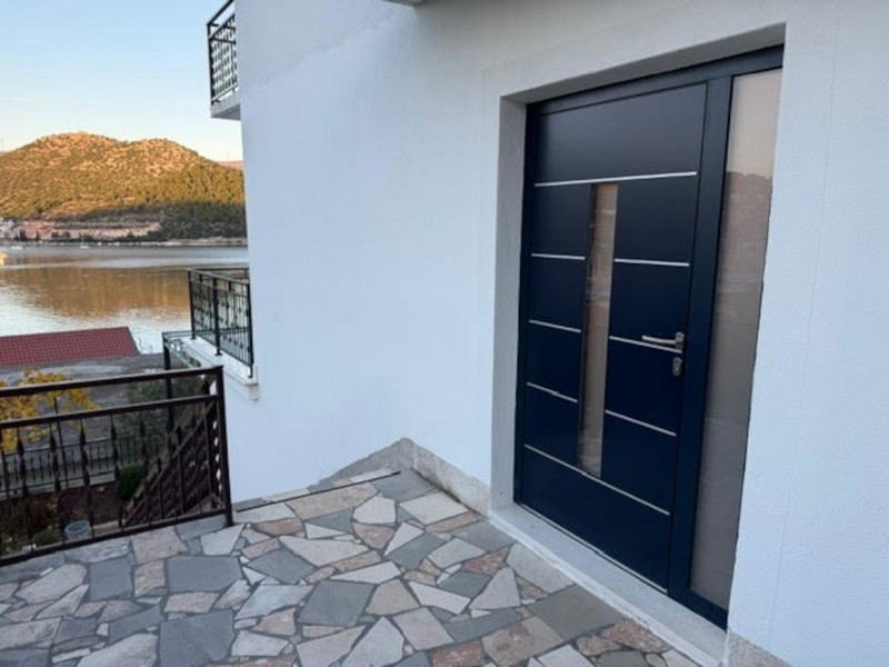 Nemovitosti v blízkosti moře v regionu Trogir, Chorvatsko.