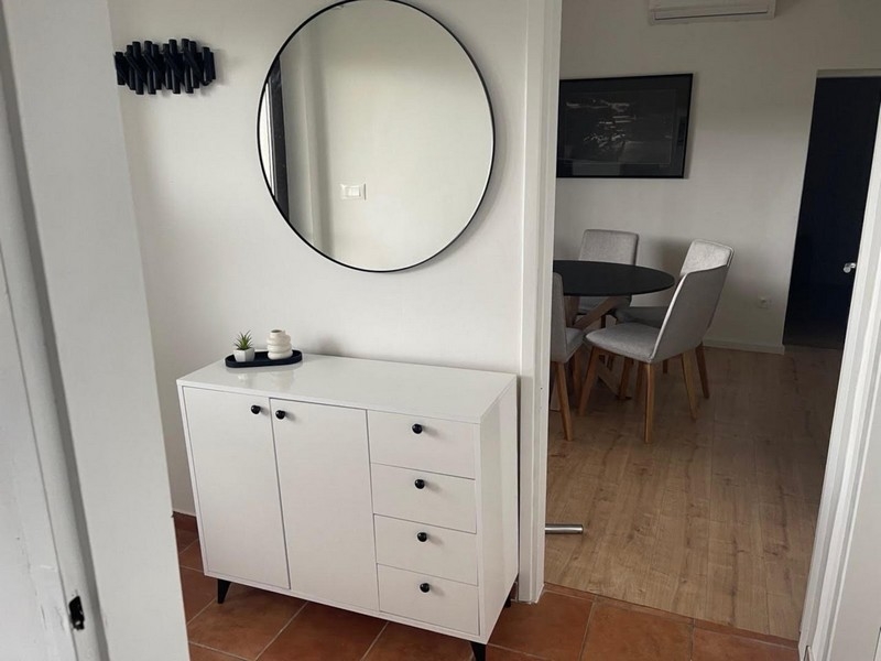 Předsíň s bílým příborníkem a zrcadlem