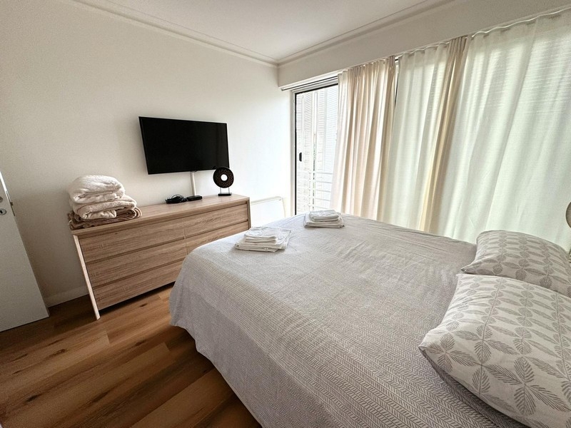 Ložnice s komodou a TV