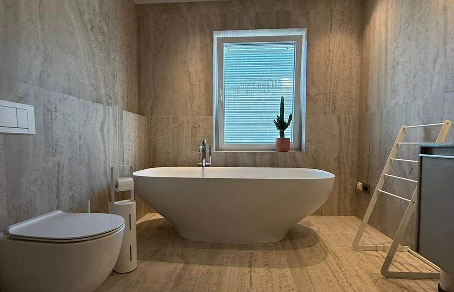 Velká koupelna s volně stojící vanou