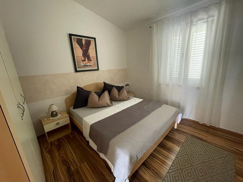 Ložnice s manželskou postelí