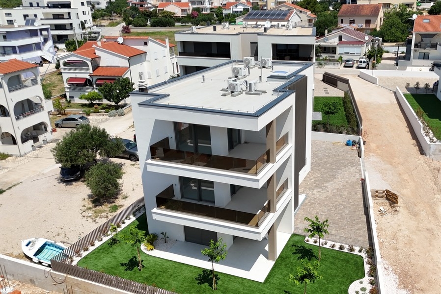 Moderní novostavba s několika bytovými jednotkami