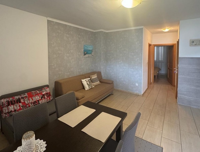 Obývací pokoj se sedací soupravou a výhledem do chodby