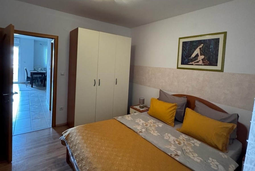 Ložnice s manželskou postelí a šatní skříní