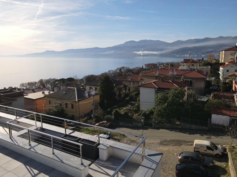 Široký výhled na pobřeží Rijeky a obytné budovy