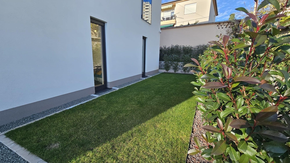 Byt je obklopen udržovanou zahradou.