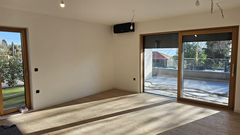 Světlý obývací pokoj a jídelna s velkou terasou