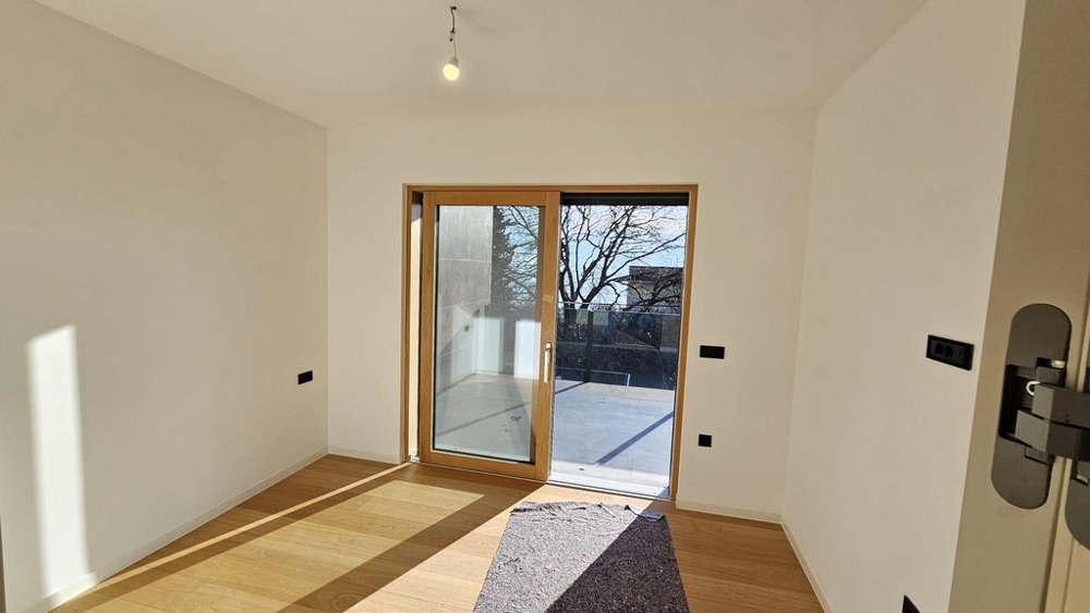 Pokoj se vstupem na terasu