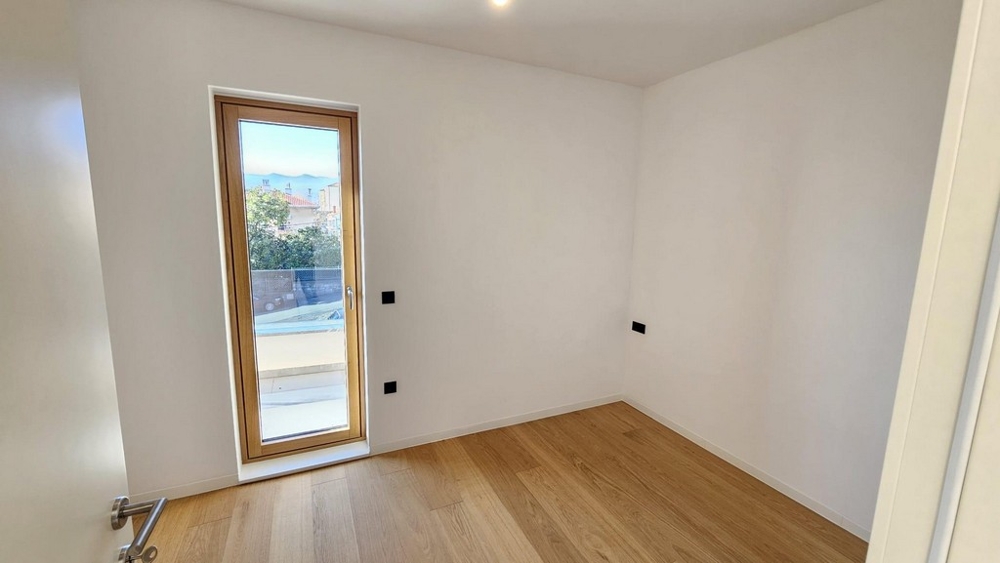 Ložnice s oknem od podlahy ke stropu