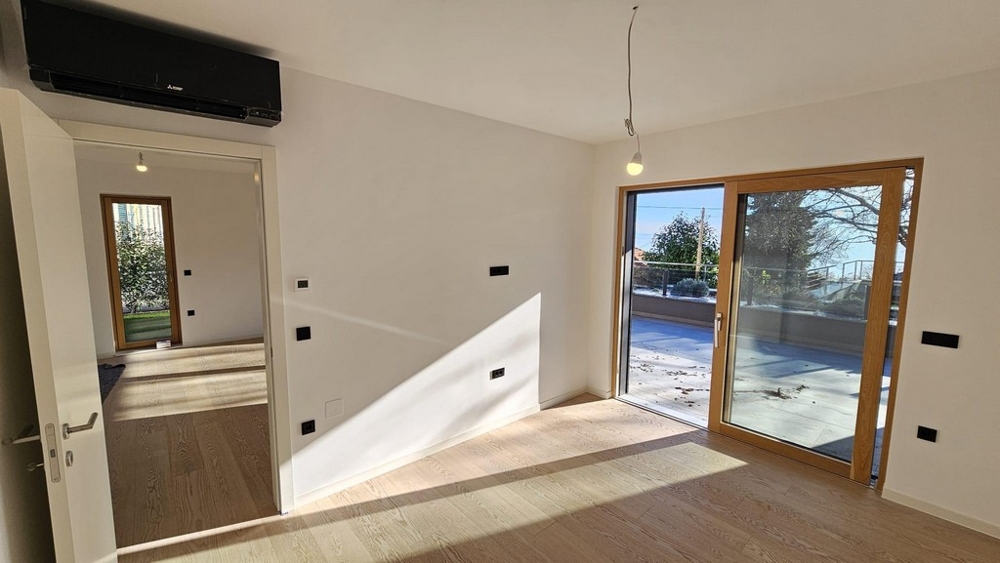 Světlý pokoj se vstupem na terasu