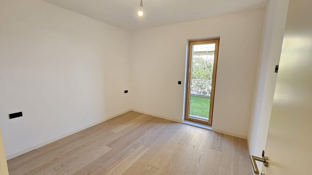 Ložnice s oknem od podlahy ke stropu