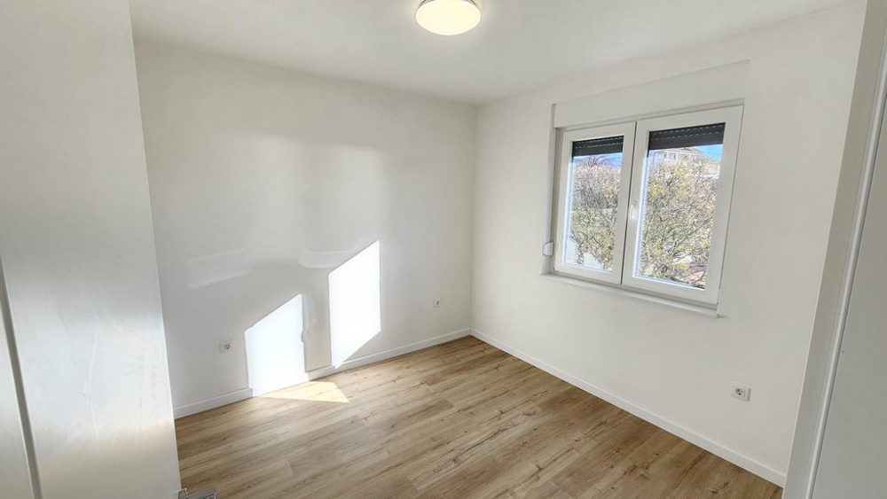 Další ložnice s dřevěnými podlahami