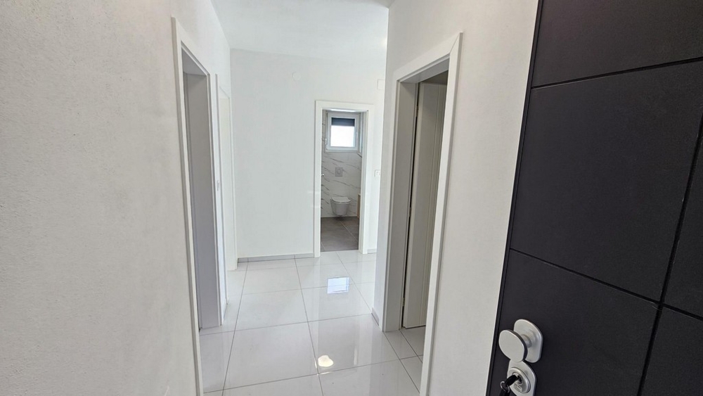 Předsíň s výhledem do koupelny