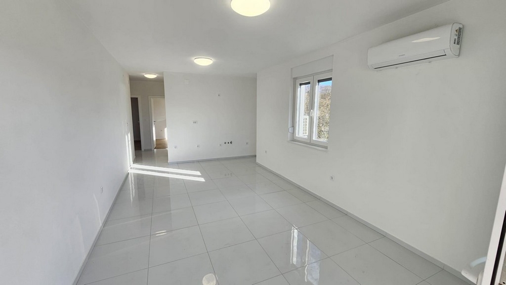 Obývací část s okny a klimatizací