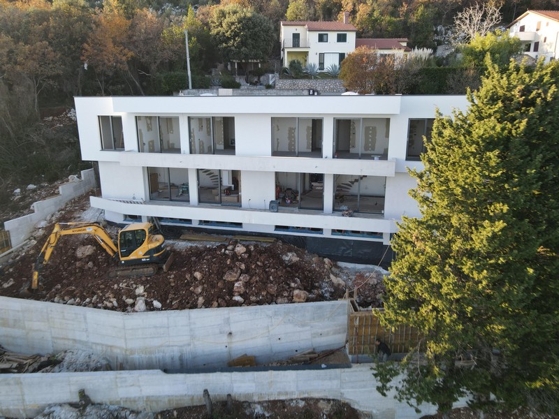 Stavební práce na moderní obytné budově