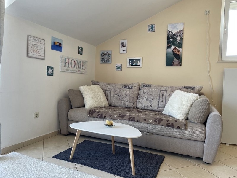 Obývací pokoj s pohovkou a konferenčním stolkem