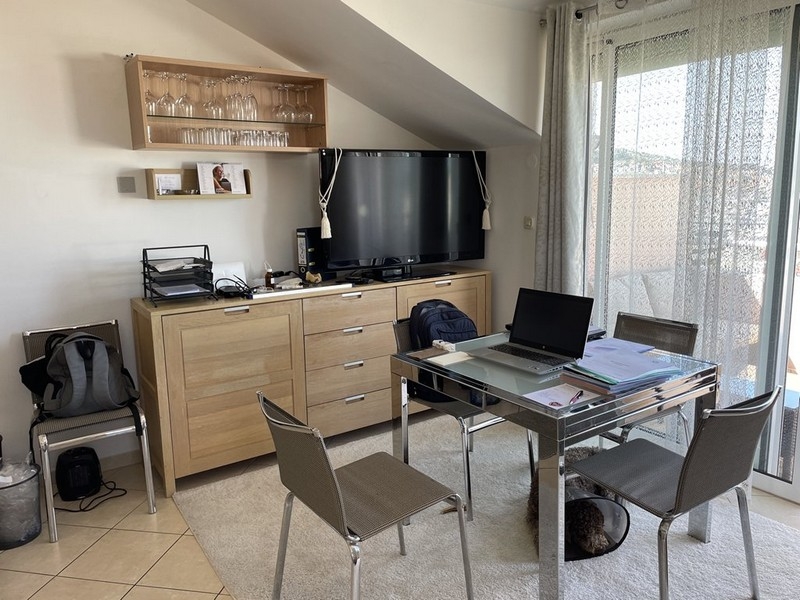 Jídelna se stolem a televizí