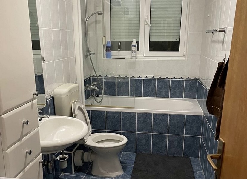 Koupelna s vanou a oknem