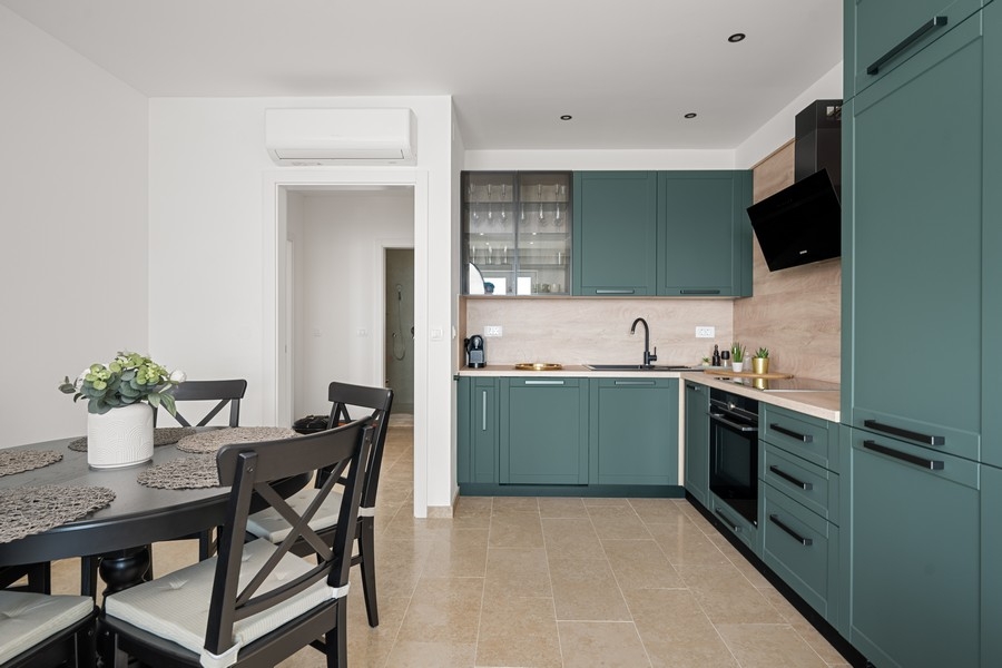 Otevřená kuchyně s jídelním koutem a klimatizací
