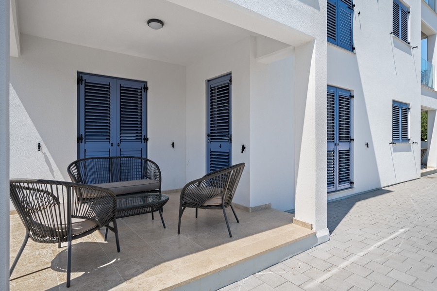 Krytá terasa s posezením a okenicemi