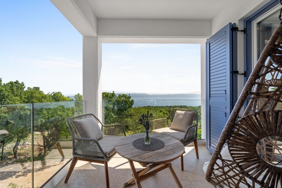 Terasa s posezením a nerušeným výhledem na moře