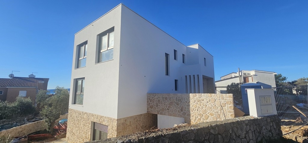 Nově postavená obytná budova s ​​moderní architekturou v Krku