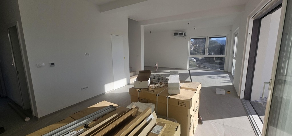 Otevřený obývací prostor s kuchyní v novostavbě