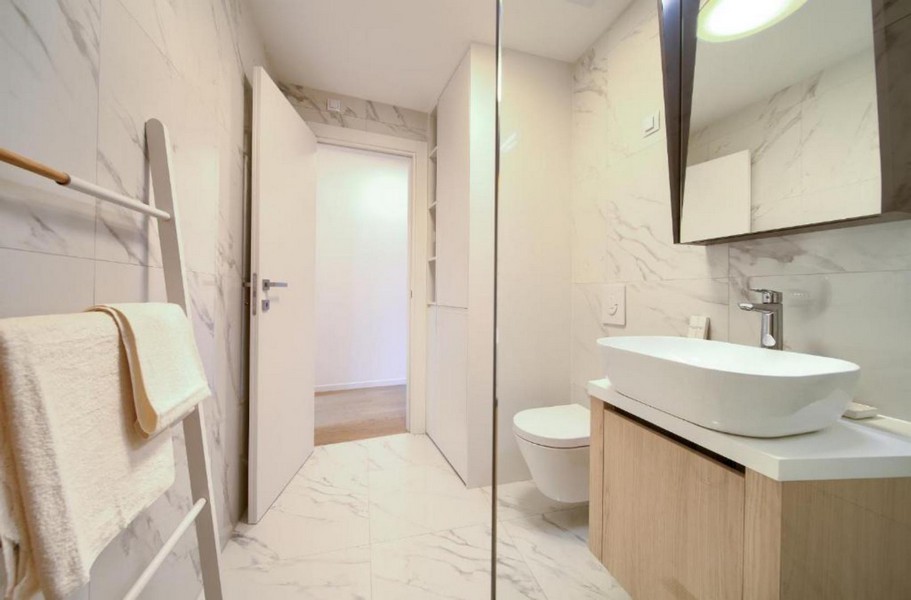 Moderní koupelna se sprchovým koutem a umyvadlem