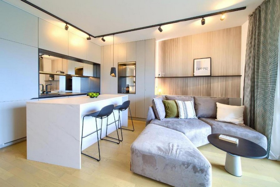 Otevřený obývací prostor s kuchyní a pohovkou