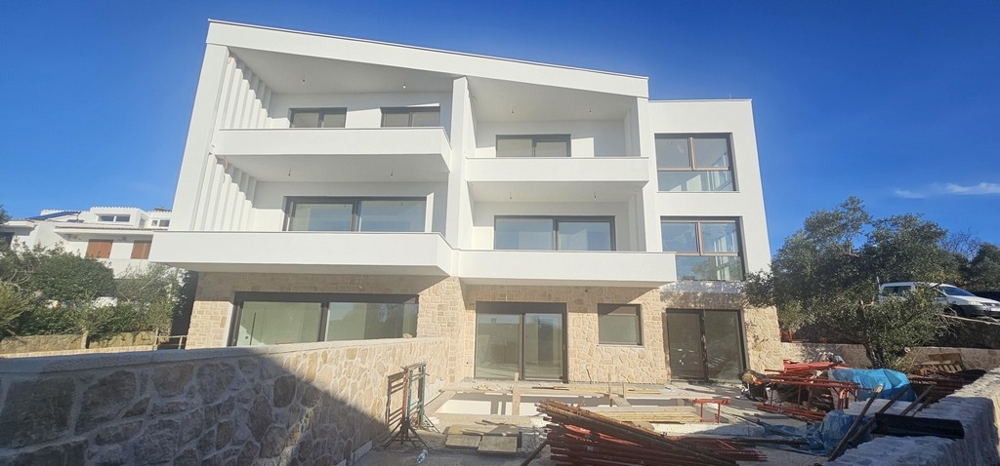 Obývací pokoj se vstupem na terasu a velkou dlažbou