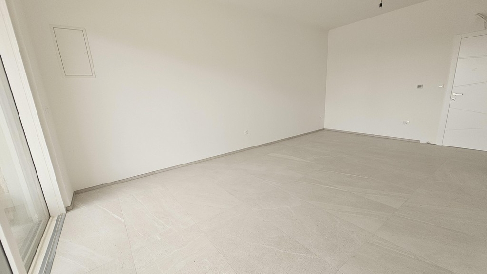 Ložnice se světlými stěnami a dlažbou