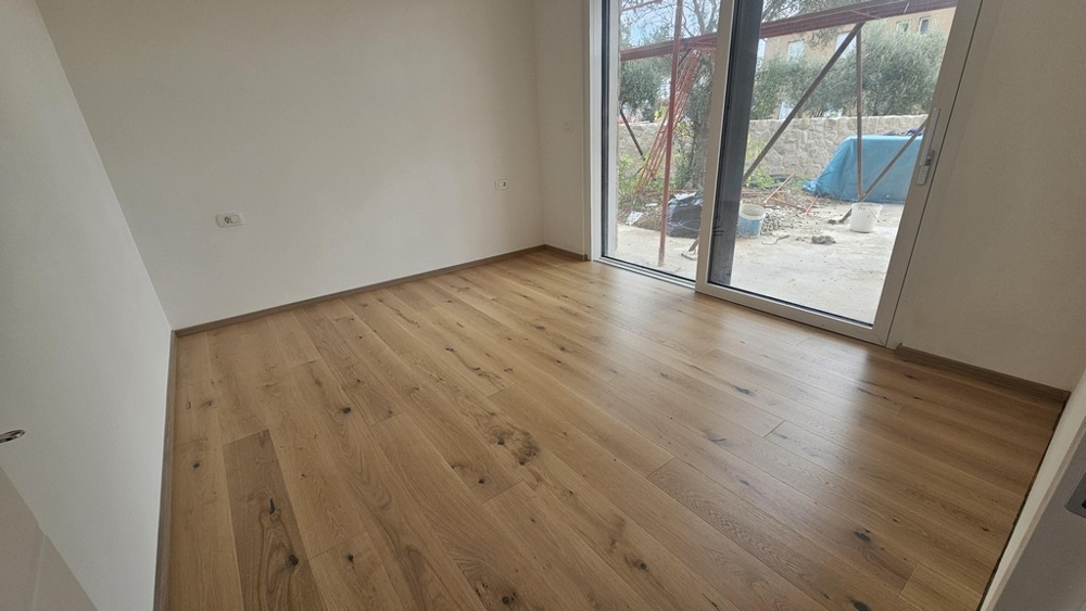 Ložnice s parketami a vstupem do zahrady