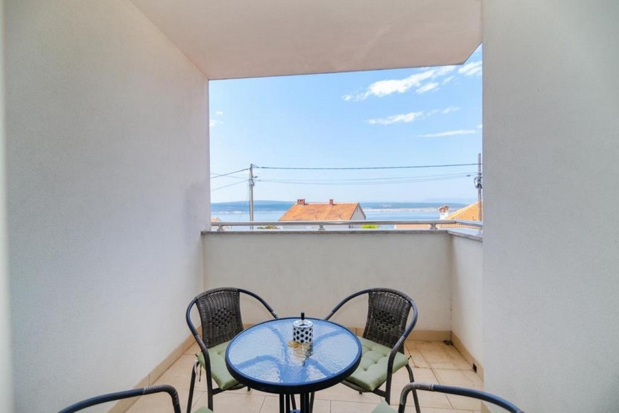 Balkon s posezením a výhledem na moře