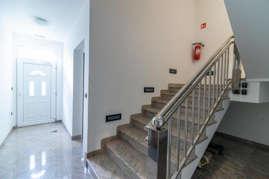 Schodiště s dobře udržovaným společným prostorem