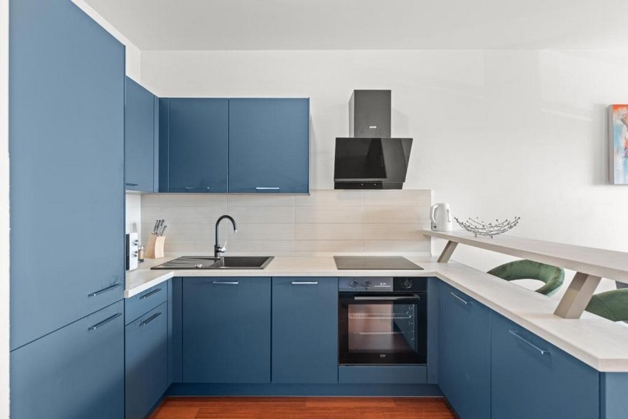 Kuchyň s vestavěnou kuchyňskou linkou a moderními elektrospotřebiči