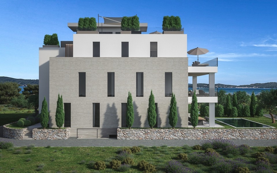 Pohled z balkonu na moře a pobřežní krajinu