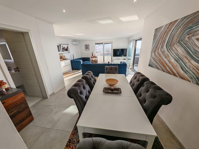 Jídelní kout s otevřeným půdorysem