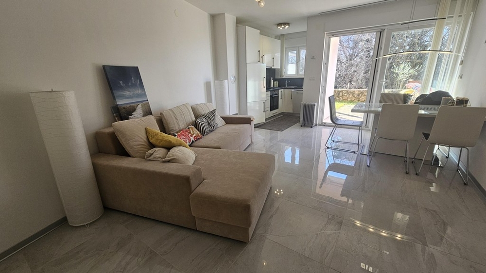 Zařízený obytný prostor nemovitosti A3845 v Njivicích, ostrov Krk.